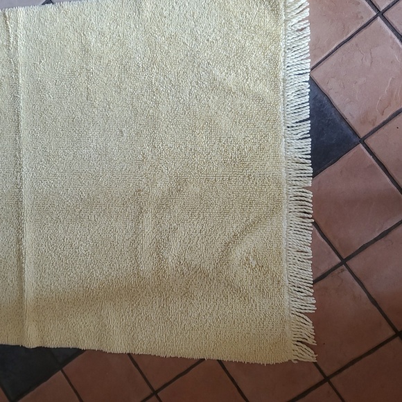 Vintage Yellow Chenille Textured 27.5"×48" Door, Kitchen, Bath, Bed Rug w Fringe - Picture 3 of 8